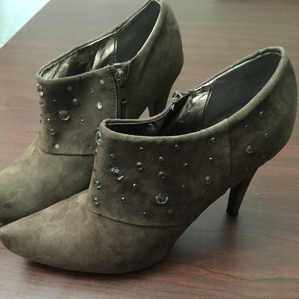 2/$25 Kathy Van Zeeland suede brown heels - Picture 2 of 7